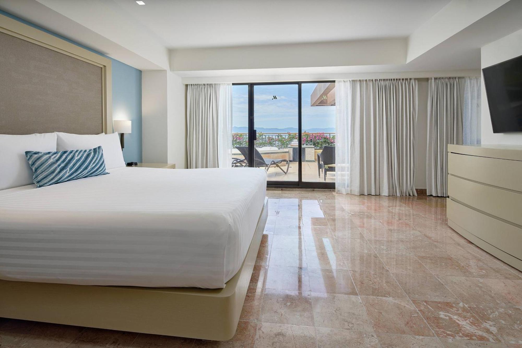 Luxury Suite 1 Bedroom Larger Suite 1 King Panoramic view,1632999586:JPEG
