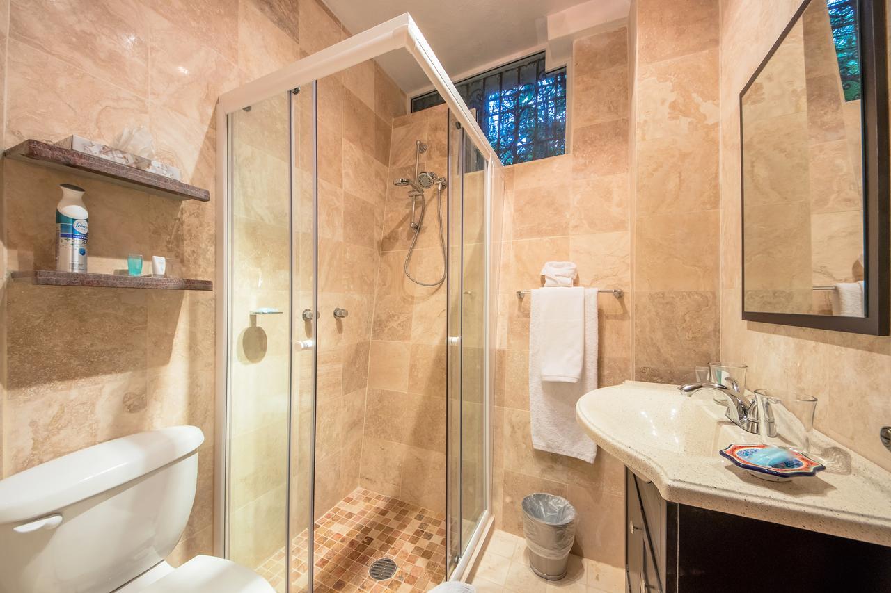 Habitación con cama grande